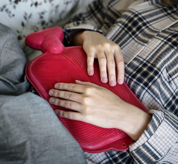 Menstrualni bolovi – kako nastaju, kada su opasni i kako ih ublažiti